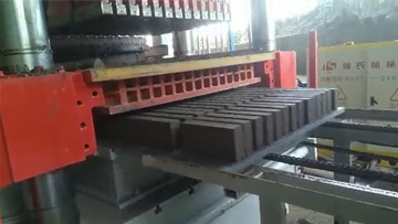 液壓磚機(jī)生產(chǎn)泥巴磚