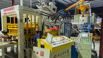 PC仿石透水磚生產(chǎn)現(xiàn)場(chǎng)