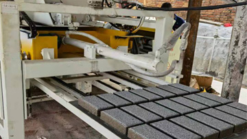 PC仿石透水磚生產(chǎn)現(xiàn)場(chǎng)